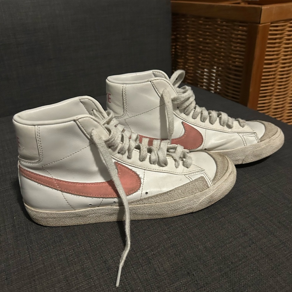 Mike Blazers White with Pink Nike swoosh. Women’s size 8.5. Used condition.